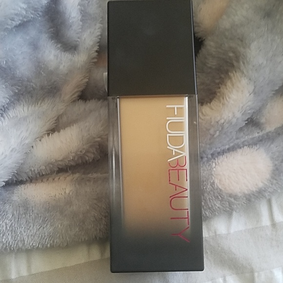Huda Beauty Foundation Latte 300N - Picture 1 of 2